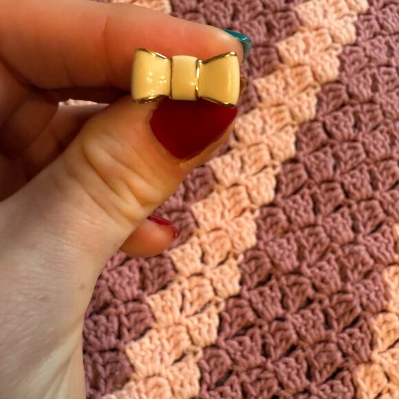 Kate Spade New York Enamel 'Take a Bow' Ring - Picture 1 of 2